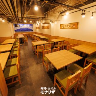 [74名] 我们也接受整个餐厅的预订。餐厅后方象征性地矗立着雄伟的富士山画作，餐厅布局虽然宽敞，但设计却注重温馨与宁静，让您可以放松身心，享受精致美食。