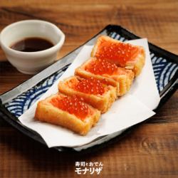 配鲑鱼籽的三文鱼片