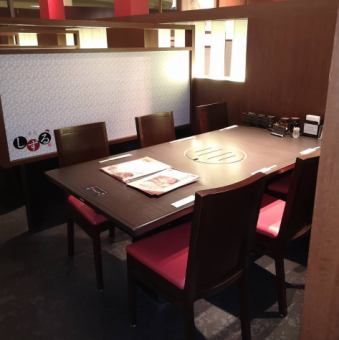 There are table seats for 4 and 6 people in the clean interior.You can spend a relaxing time with your family.It is perfect for group use.