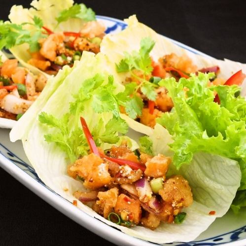 Salmon spicy salad wrapped in lettuce (4 packets)