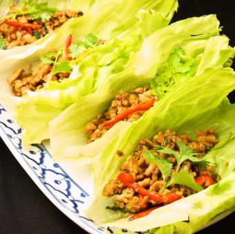 Stir-fried minced chicken with holy basil lettuce wraps (4 packets)
