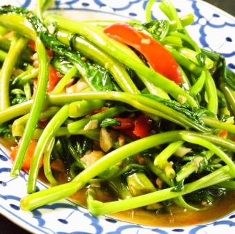 Stir-fried spicy oyster with flaming water spinach