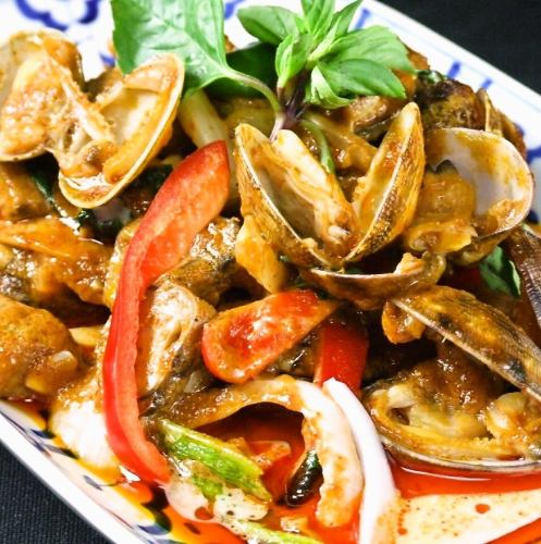 Stir-fried clams and herbs in chili oil
