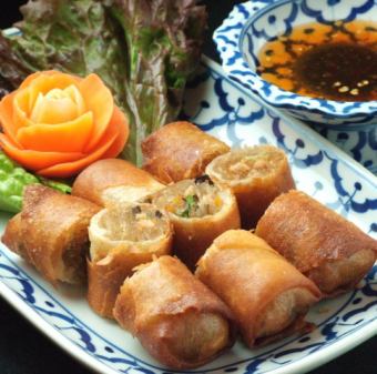 Fried spring rolls with sweet chili sauce (2 pieces)