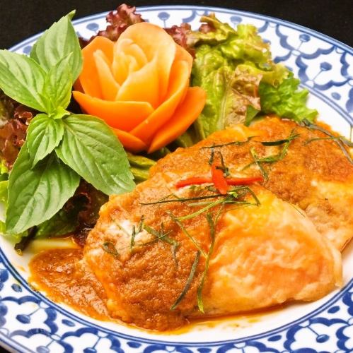 Sauteed salmon with red curry sauce