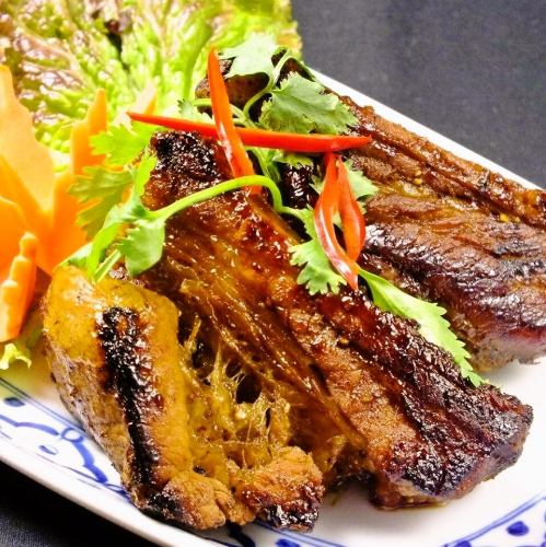Grilled Thai-style spare ribs with black pepper flavor (2 pieces)