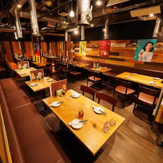 大人数宴会のお客様にもオススメの店内貸切。団体様用席は皆様のお顔が見える様なお席の作りとなっており宴会や飲み会にはピッタリのお席となっております。団体様用の幹事様一名無料クーポンなどもご用意御座いますので是非ご検討下さい。お誕生日・記念日等のサプライズも可能!