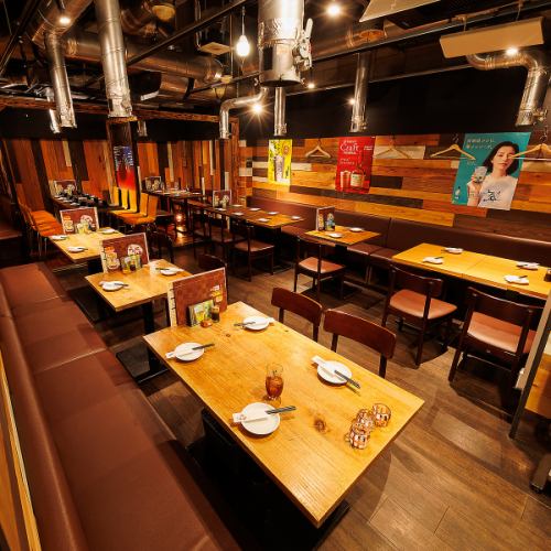 大人数宴会のお客様にもオススメの店内貸切。団体様用席は皆様のお顔が見える様なお席の作りとなっており宴会や飲み会にはピッタリのお席となっております。団体様用の幹事様一名無料クーポンなどもご用意御座いますので是非ご検討下さい。お誕生日・記念日等のサプライズも可能!