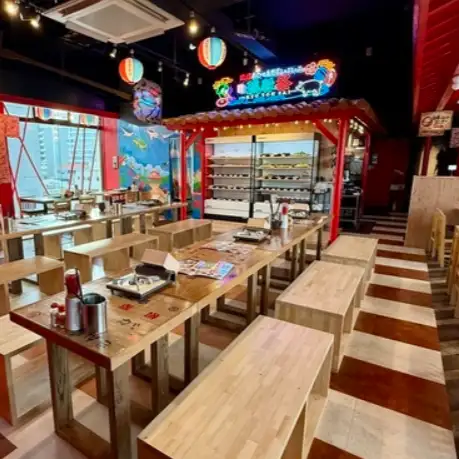 厳選豚や島野菜が選び放題♪明るい店内で沖縄の恵みを◎