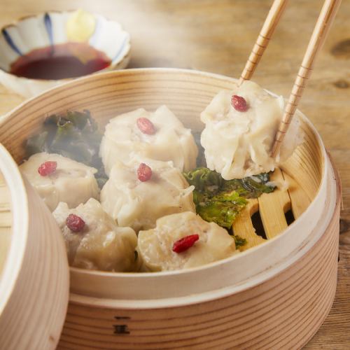 こだわりの逸品の数々。料理は90種類以上をご用意しております。