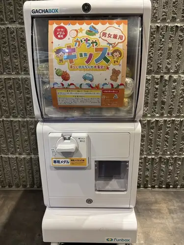 小学生以下のお客様にはおもちゃと交換出来るガチャガチャコインプレゼント♪