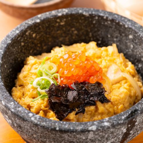 [Fluffy♪] Kyoto-style stone-grilled oyakodon topped with salmon roe <680 yen including tax>