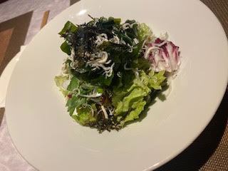 자코 미역의 녹색 샐러드