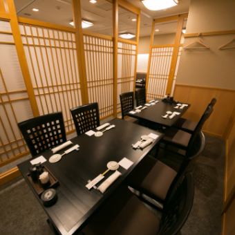 It is a table seat that you can use for various scenes such as small party banquets and entertainment.This seats can be used for up to 8 people.Please enjoy the party with all your heart with carefully selected seasonal taste and delicious sake.