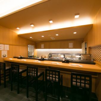 It is a counter seat which can use up to 5 people.You can enjoy your meal while watching cooking scenery in front of you.Please enjoy the fresh fish specialty shop because it is directly managed shop finished in cuisine by the skill of craftsmen.