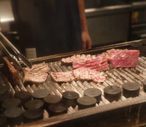 お肉は丁寧に手作業で炭火で焼くから香ばしい香りと、肉汁溢れるジューシーなお肉が楽しめます！