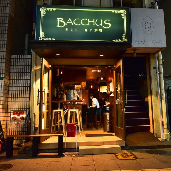 お一人でも安心なカウンター席から、少人数グループにぴったりなテーブル席もございます。おすすめドリンクとお好みのおつまみでゆったりとおくつろぎいただけます♪