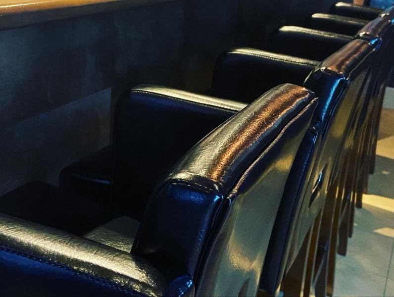 We have counter seats that are comfortable for solo diners, as well as table seats that are perfect for small groups. You can relax and enjoy our recommended drinks and your favorite snacks.