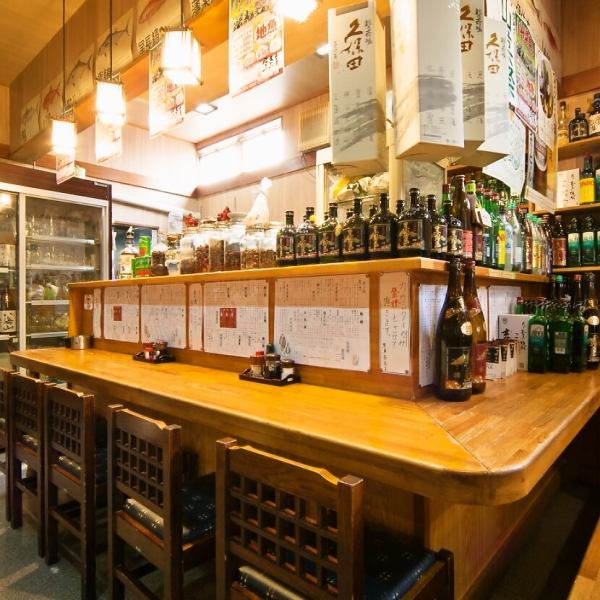 【One person is also very welcome ♪ There is a counter seat too】 Atmosphere that the warmth and peaceful atmosphere like our home with a friendly smile of the shopkeeper.The fruit liquor boasted by our shop is lined up, the stylish counter is popular with regulars and recommended for drinking and dating alone.Sako's izakaya who wants to visit also important people, feeling warmth in the relaxed atmosphere.