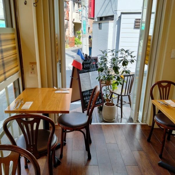 店舗はガラス張りで解放感が◎。すべてのお客様にしっかりとおもてなしさせて頂くため席数を絞り営業しております。店内、店外含め完全禁煙です。※7名様以上は縦並び2テーブルに分かれる形となりますので、予めご了承くださいませ。
