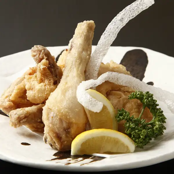 絶対食べてほしい看板メニュー!皮はパリッと中はジューシー「丸鶏の素揚げ」