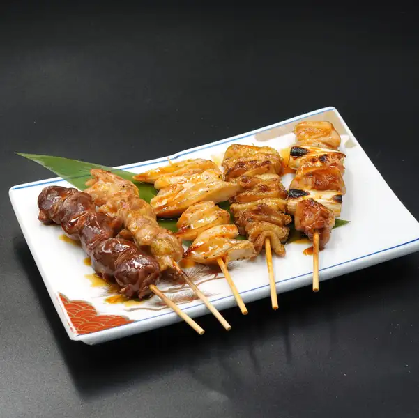 職人が絶妙な火加減で一本一本丁寧に焼き上げる「こだわりの串焼き」各種