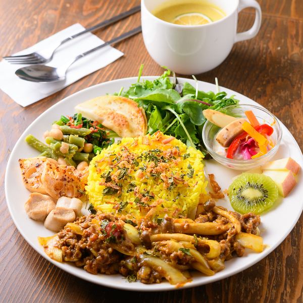 ≪スープカレー付きで大満足！ランチで大人気なメニュー♪≫ 日替わりスパイスカレー ￥1,300（税込）