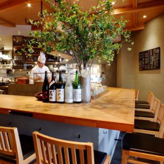 The counter seats are calm and you can enjoy wine, sake and Japanese food mariage.