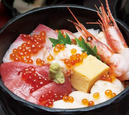 ランチタイム　豪華海鮮丼１５００円