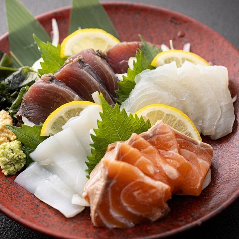 新鮮海鮮も多数な700種食べ飲み放題！刺身や鰹たたきも食べ放題