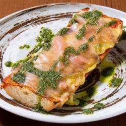 生ハムとバジルのバケットピザ