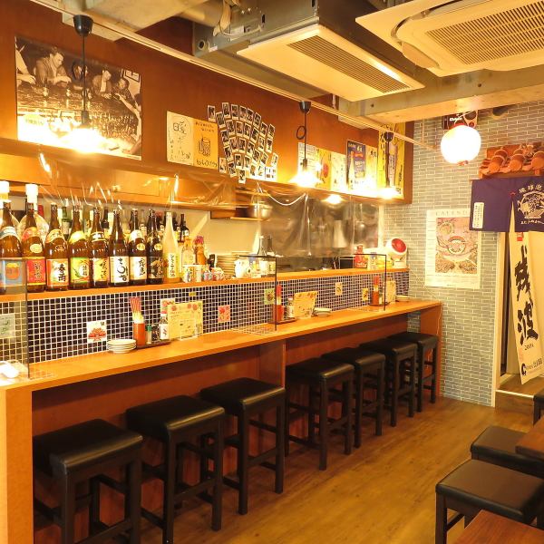 [About the store] The interior of the store is characterized by a total of 21 seats with an Okinawan feel! The "red roof tiles" and "shisa" that shine like Okinawa are displayed. ★ The seats are counter seats and table seats that are close to the staff. There is!