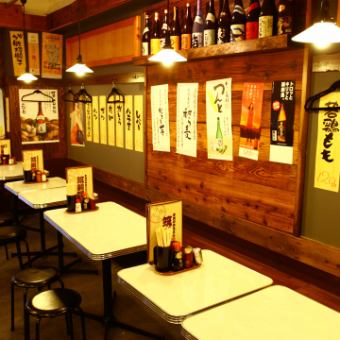 4名様がご着席できるテーブル席を5卓、ちょうど良い距離感でご用意しております◎仕事帰りのお仲間内やご友人同士、ご家族様のご利用にもとにかく使いやすいお席となっております！昔の大衆居酒屋のように立ち寄りやすく、また、従業員が常にいる動線上にテーブル席があるため、お料理やお酒もオーダーしやすい♪