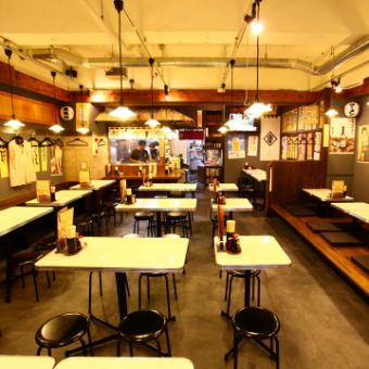 当店のお座敷は「掘りごたつ」を完備◎ご年配の方にはこちらのお席が大変好評です♪ゆったり寛ぎながらご飲食を堪能でき、お席は広々とご利用できるため、各種ご宴会などの大型宴会にも喜ばれております！昔懐かしい、昭和レトロ感を醸し出すポスターに見守られ、角吉自慢の料理とお酒で素敵なひとときをお過ごしください◎