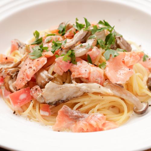 サーモンとキノコのクリームソーススパゲティ