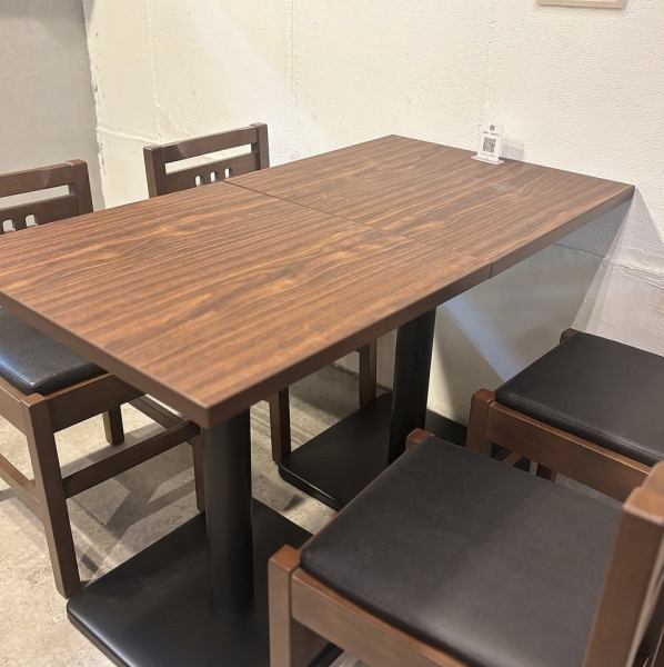 広々としたテーブル席が自慢の当店！！4名掛けのゆったりした席を7つご用意しており、友達との楽しい時間や宴会にもぴったり◎ご友人と笑い合いながら、心地よいひとときをお過ごしいただけます★