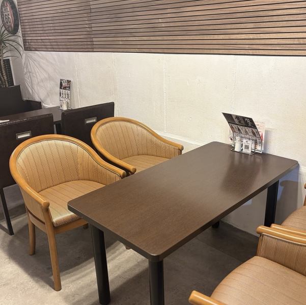 団体様にも嬉しいテーブルでお席の形は変更できます！貸切利用も対応しております。