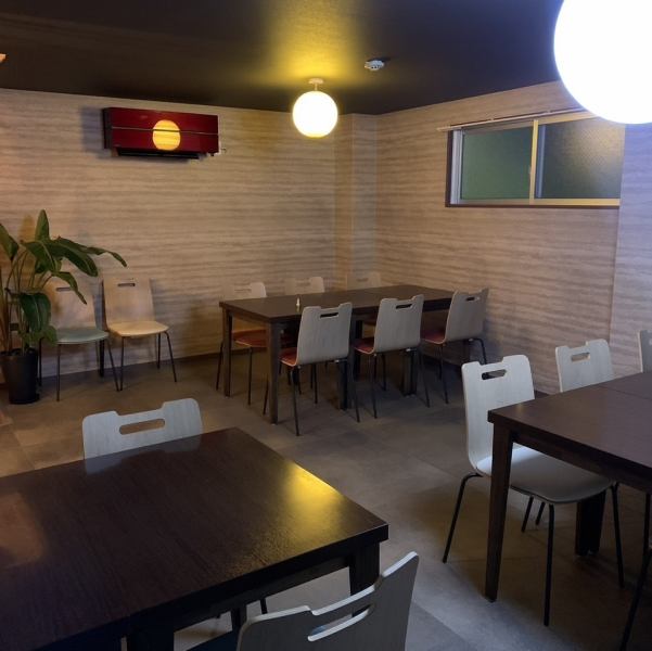 【テーブル席◎】隠れ家的な店内は、会話が自然に弾むよう工夫されております。仕事後のひとときや、大切な人とのデートにもぴったりなアットホームな雰囲気でお過ごしいただけます。ふたりの絆を深めるカジュアルな空間で、思い出に残るディナーを！忘れられない夜になることをお約束します♪