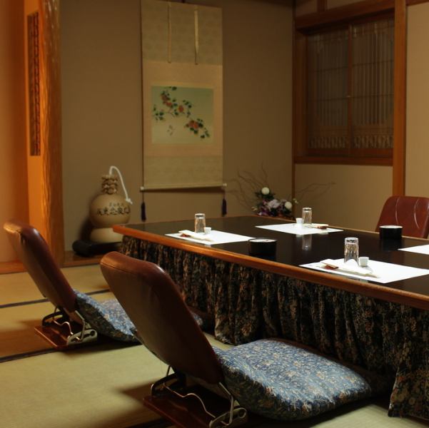 All seats are completely private rooms, so you can spend your private time.Please use it for important meetings and company transactions.A private tatami room is also available.