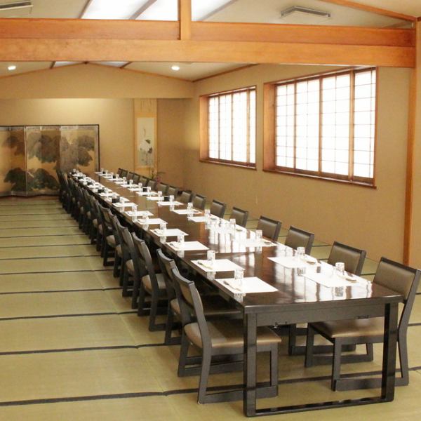 We will make seats according to the number of people! Even for banquets with a large number of people, we can prepare seats with plenty of room.The table seats are low tables and low chairs, so both men and women can sit comfortably.