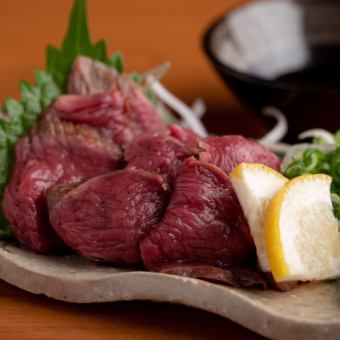 【含120分钟无限畅饮】4,500日元（含税）套餐，包括生鱼片、鲣鱼片、炸萝卜、牛舌等3种11道菜品。