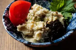 烟熏本地鱼和银鱼土豆沙拉