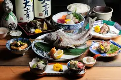 享用以原始风味烧烤为特色的菜肴。