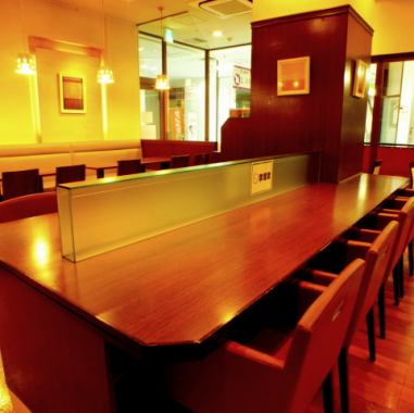 【お一人様でもごゆっくりと♪】カウンタータイプのテーブル席は奥行の幅が広く、リモートワークとしても最適です!!少人数のテーブル席が充実。カウンター席や、２・３名様用の席もあるので、ふらっとお立ち寄りください。