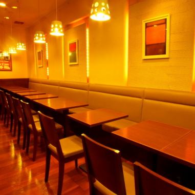 【誕生会・女子会・ママ友会の集まりにも♪】ソファー席など、ゆったり座れるお席も充実しています。大人数でのお集まりの場合は、ご予約が安心です♪