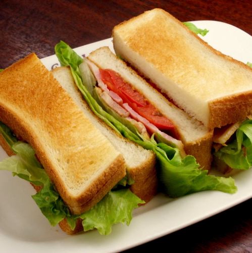 【軽食も充実】ホットドック・サンドイッチ350円～