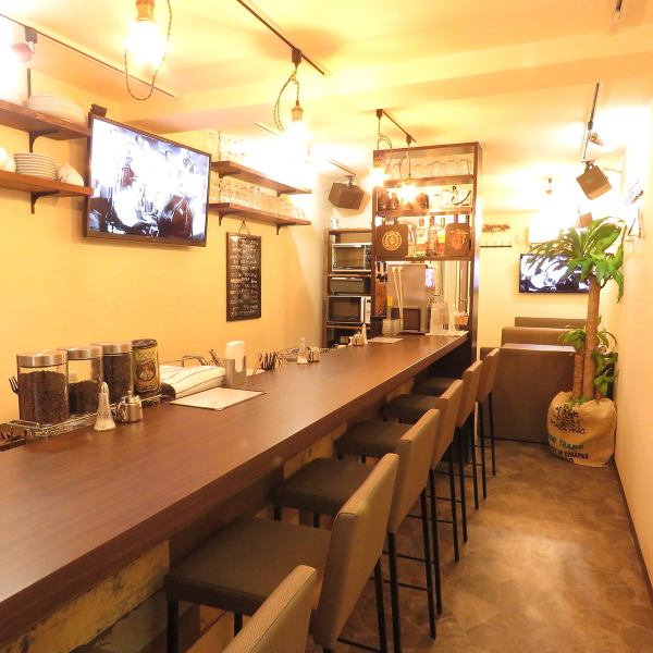 A cozy space where you can unwind and relax relaxedly in the calm atmosphere.We prepare two seats for the box seat at the counter and back.It is good to taste coffee slowly at the counter and also to the place of talk with friends ◎