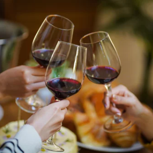 【プライベートな飲み会に】少人数席充実！少人数で座れるテーブル席が充実。お一人様、2名様も大歓迎！ダイニングバルとしてデート、女子会、お仕事仲間との飲み会、いろんなシーンにご活用いただけます。