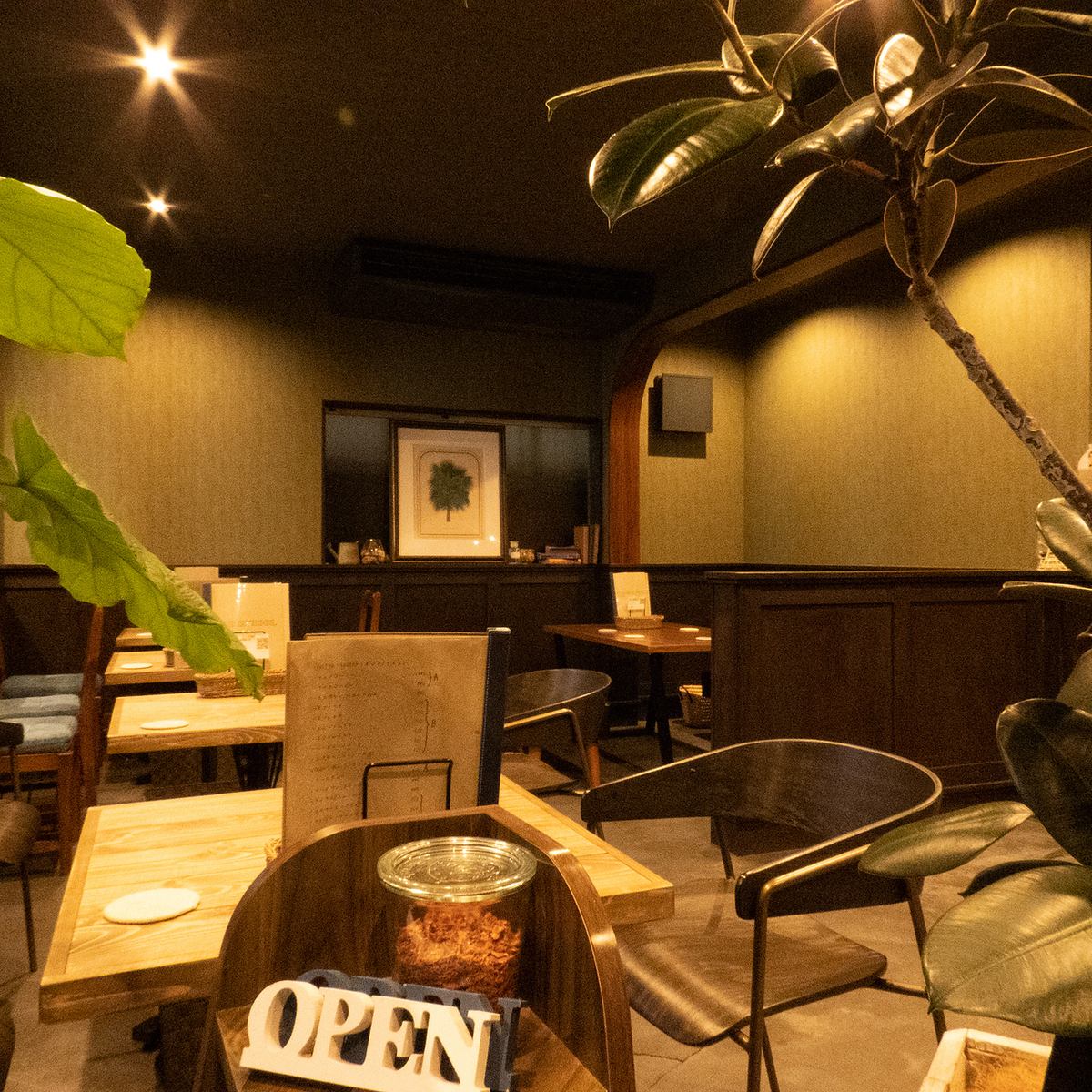 落ち着いた雰囲気の店内。夜はバーのような雰囲気
