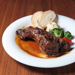 赤ワインソースで煮込んだスペアリブ